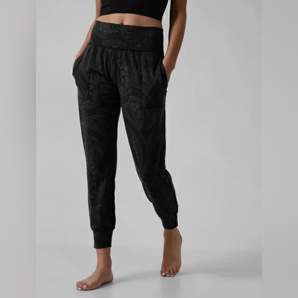 Athleta Pants - NWOT Athleta Women’s Salutation Textured Dreamweaver Black Jogger